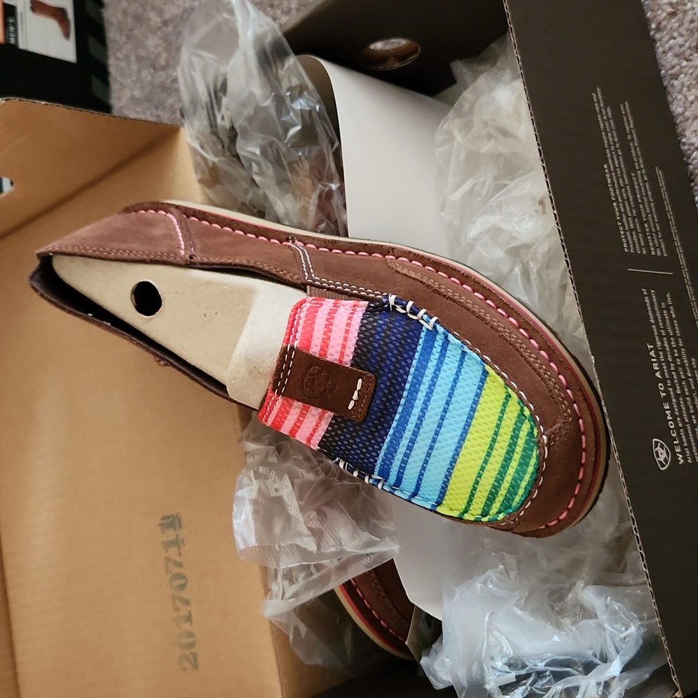 9.5 Ariat Cruiser  Palm Brown/ Serape Mesh
